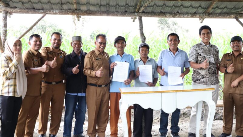 Sekda Pakpak Bharat Hadiri Penanda Tanganan Kerja Sama Dua Puluh Petani Food Estate Dengan PT. Parna Raya.