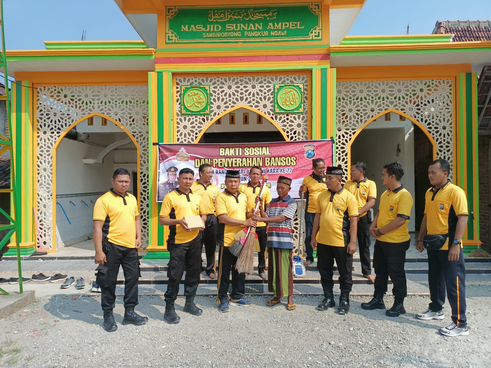 GIAT BHAKTI SOSIAL DAN PENYERAHAN BANSOS POLSEK PANGKUR DI TEMPAT IBADAH DALAM RANGKA HARI BHAYANGKARA KE 77 TAHUN 2023 DI MASJID SUNAN AMPEL DUSUN SAMBIROBYONG, DESA PANGKUR KECAMATAN PANGKUR KABUPATEN NGAWI.