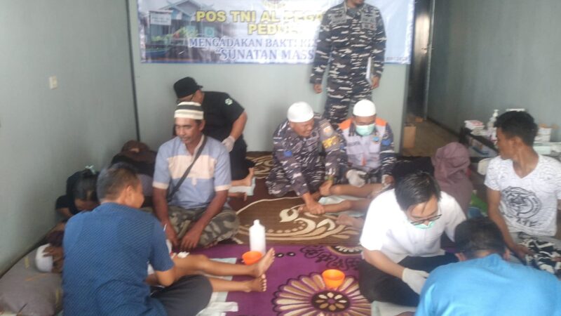 Pos TNI AL Pegatan Mengadakan Bakti Kesehatan Sosial Khitan Massal Sebanyak 24 Orang Anak.