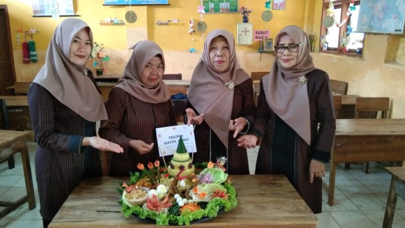 Ada Nasi Tumpeng Dalam Purnawiyata SD Negeri Suruhan Lor Tulungagung.