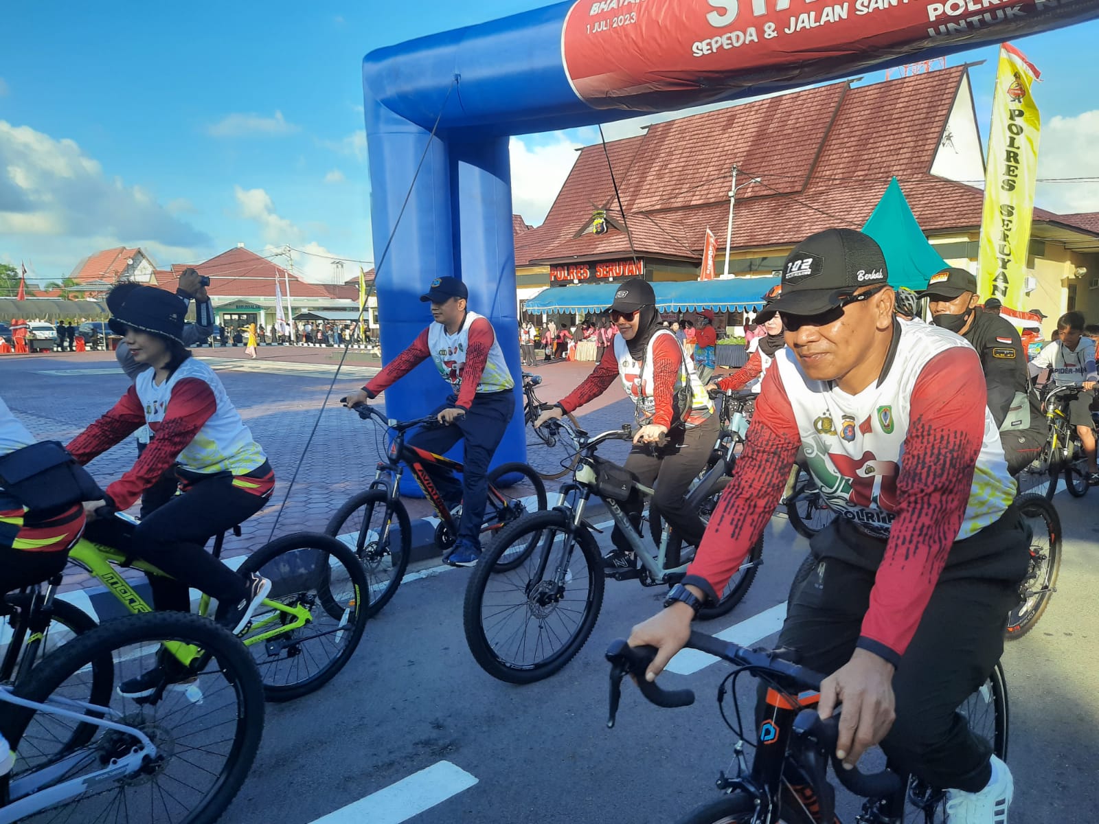 Sambut Hari Bhayangkara ke-77, Pabung Seruyan 1015/Sampit HadiriSepeda Santai Dan Jalan Sehat Bersama TNI-POLRI