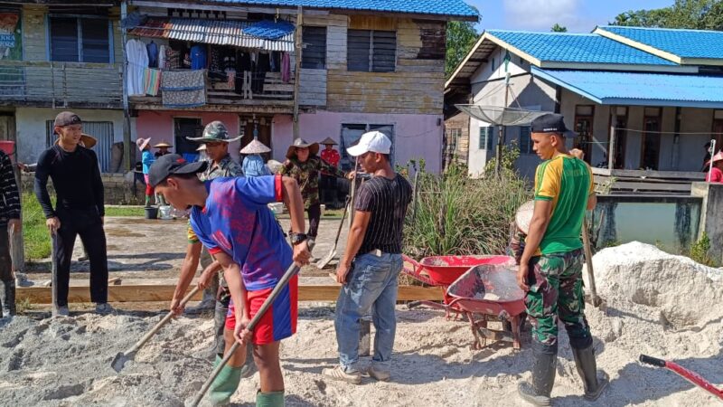 Satgas Pamtas RI – Mly Yonarmed 10/ Bradjamusti Bersama Masyarakat Gotong-royong Perbaiki Jalan