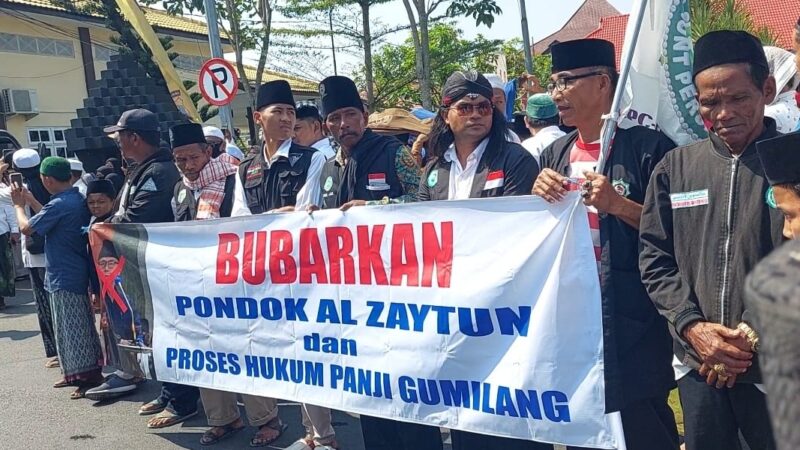 Ratusan Anggota Forum Umat Islam Bersatu Kepung Kantor Kemenag Sampang