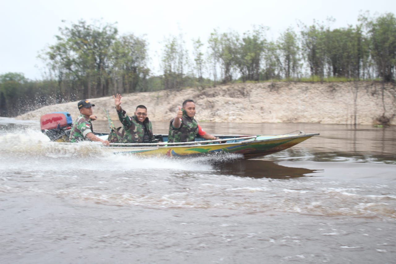 GUNAKAN SAMPAN, SATGAS PAMTAS YONARMED 10/ BRADJAMUSTI BERIKAN SUNATAN MASSAL DI DESA PULAU MAJANG