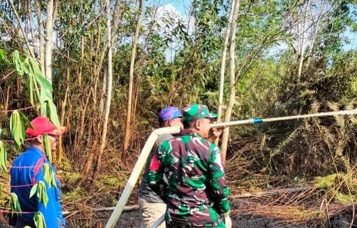 Babinsa Koramil 1015-04/Baamang Bersama Tim Pemadam Kebakaran Lakukan Pemadaman Api di Lahan