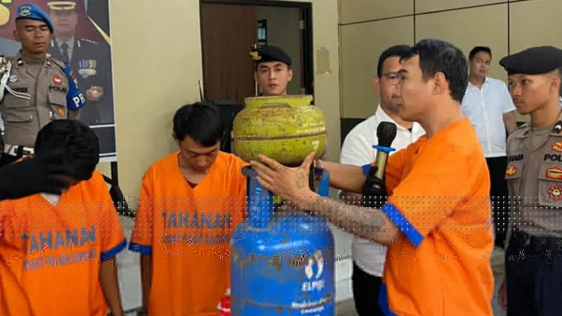 Satreskrim Polresta Sidoarjo Tangkap Tiga Pengoplos LPG, Isi Tabung 12 Kilogram dengan Gas Subsidi.