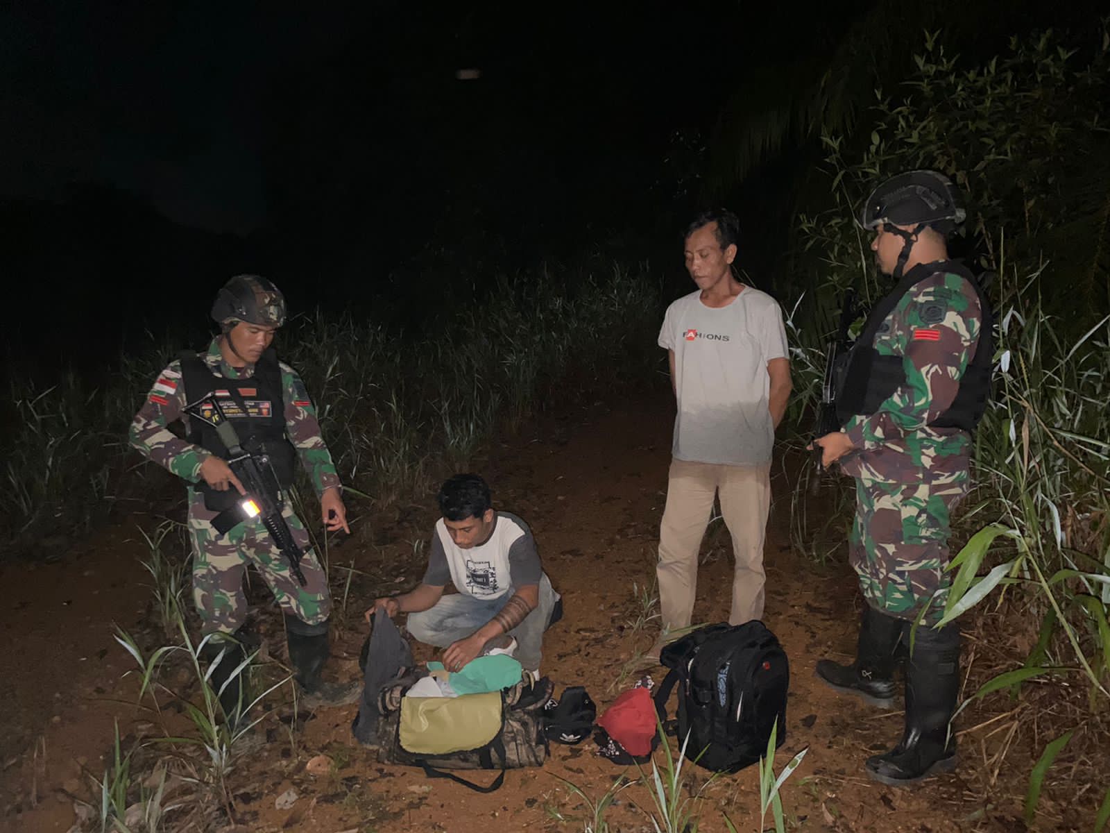 Penangkapan dan Penyerahan 2 orang WNI Yang Mencoba Kembali dari Malaysia Menuju ke Indonesia Melalui Jalur Tidak Resmi