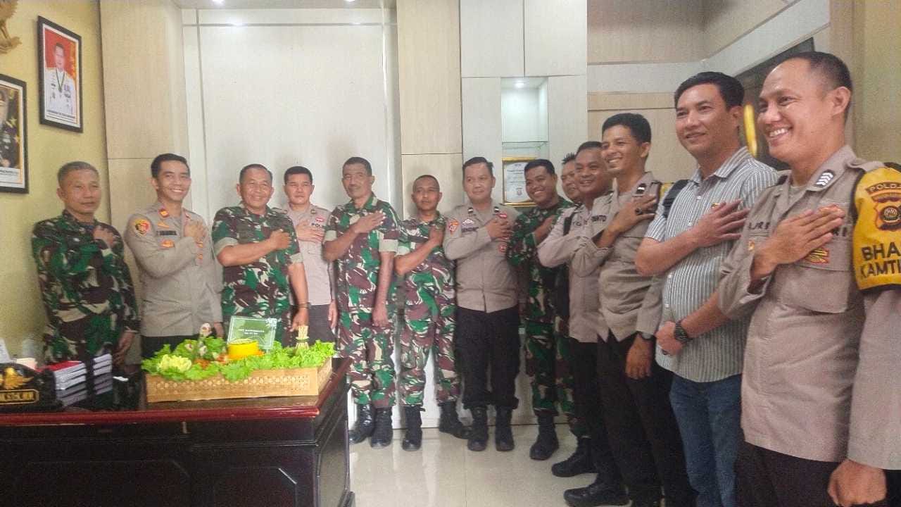 Danramil 404-05 Tanjung Enim Kapten Czi Sujarwo Pimpin Anggotanya Mendatangi Polsek Lawang Kidul
