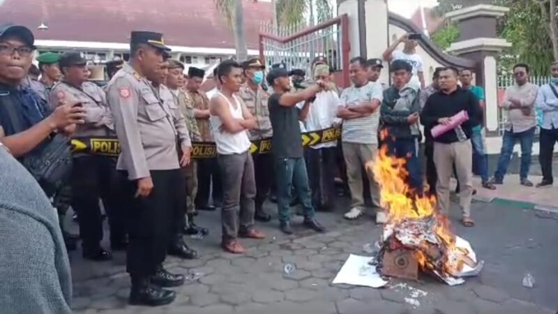 Forum NGO Madura Kepung Kantor Bupati Pamekasan, Tantang Untuk Lakukan Sumpah Pocong.