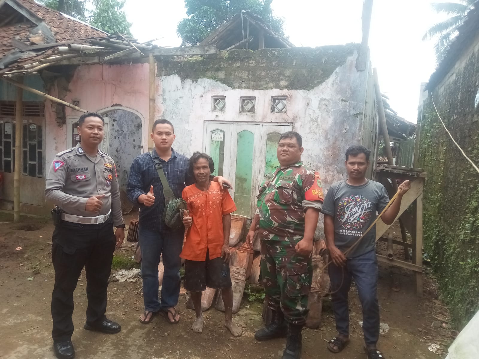 Sinergitas Anggota TNI-Polri Monitoring Pembangunan RTLH Masyarakat Cibitung Tengah.
