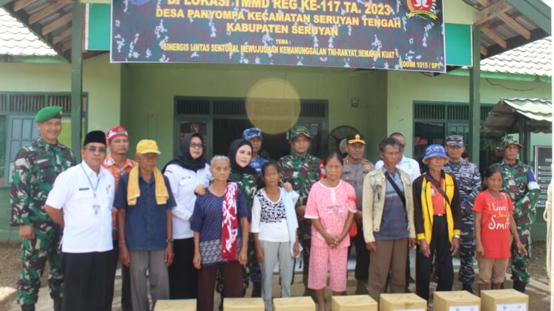 Dansatgas TMMD Reg Ke 117 Bersama Wakil Bupati Seruyan Bagikan Binkisan Ke Warga Kurang Mampu