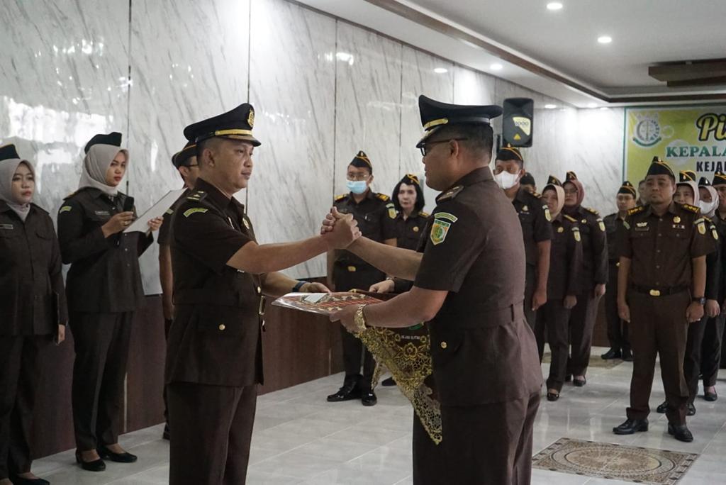 Serah Terima Jabatan Kasi Intelijen Kejaksaan Negeri Blitar dari Windhu Sugiarto, SH.MH Kepada Prabowo Saputro, SH.MH.