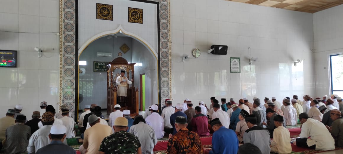 Satgas TMMD Ke-117 Kodim 1015/Sampit Laksanakan Shalat Jum’at Bersama Warga