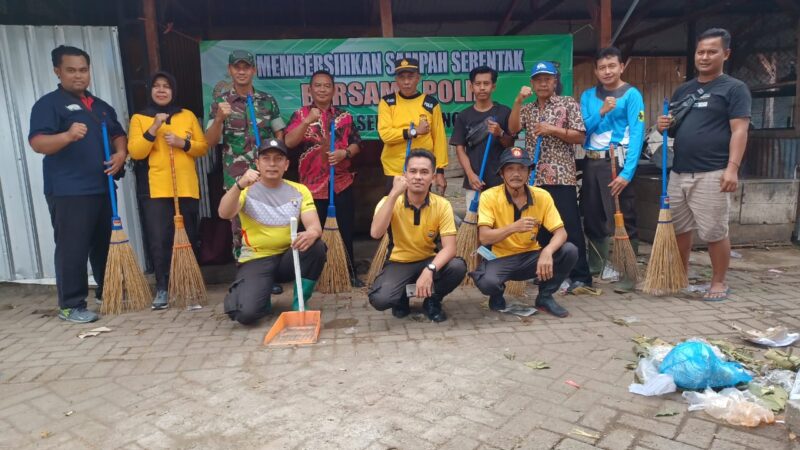 Membersihkan Sampah Serentak Bersama Polri, Polsek Bandung Bersihkan Area Pasar Bandung Tulungagung.