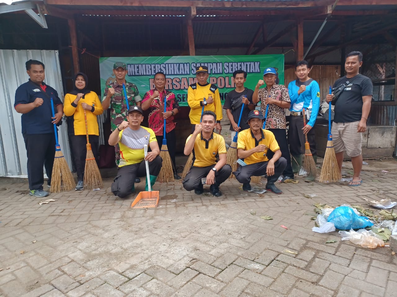 Membersihkan Sampah Serentak Bersama Polri, Polsek Bandung Bersihkan Area Pasar Bandung Tulungagung.