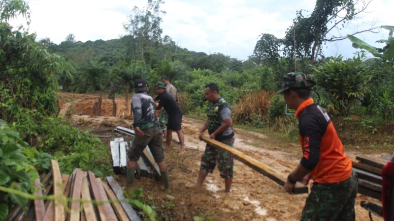 Siapkan Kayu Untuk Bahan Jembatan,Satgas TMMD Ke 117 Kodim 1015/Sampit Bersama Warga Bergotong Royong