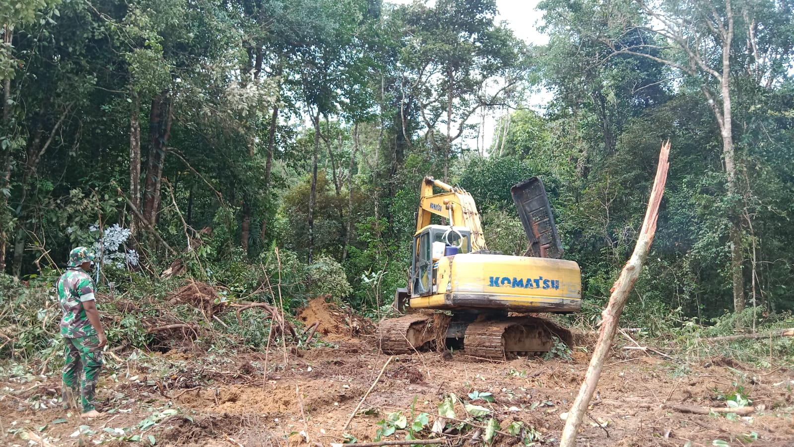 Tunjang Perekonomian Warga, Satgas TMMD ke 117 Kodim 1015/Sampit Buka Akses Jalan