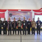 Bupati Pakpak Bharat Pukul gong Sebagai Tanda Pembukaan Acara Mubes Marga Padang Se Indonesia