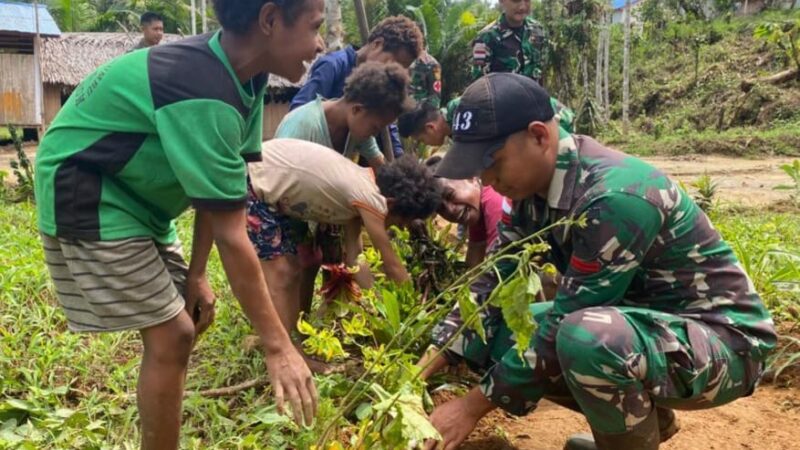 Sambut Ajaran Baru, Satgas Yonif 143/TWEJ Bersama Siswa SD Darurat Adakan Gotong Royong