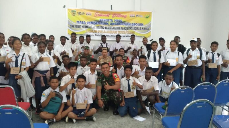 Babinsa Koramil 1710-07/Mapurujaya Tanamkan Wawasan Kebangsaan Kepada Siswa Siswi Baru SMKN 2 Mapurujaya
