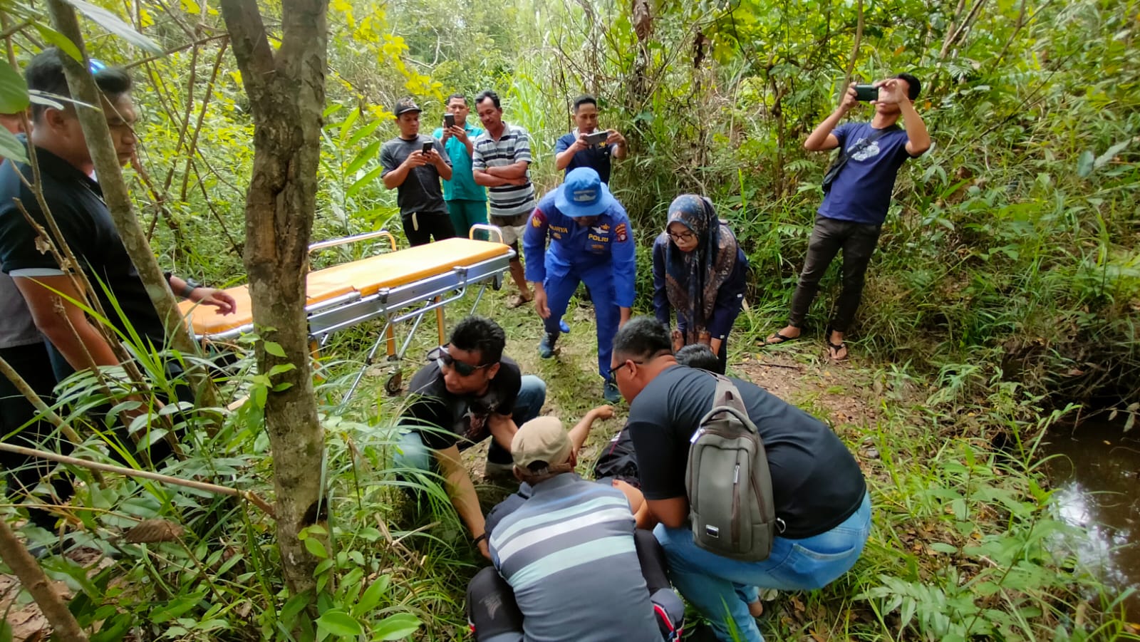 Ditpolairud Polda Kalteng Beserta Tim Evakuasi Temukan Jasad Pemuda Tanpa Identitas Tewas Gantung Diri