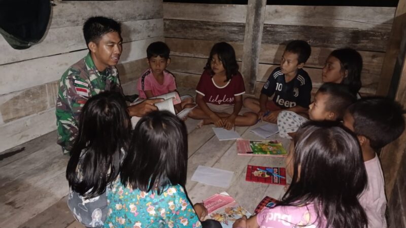 Mencegah Terjadinya Buta Huruf, Satgas 16/TK Ajarkan Baca Tulis Kepada Anak-Anak di Perbatasan
