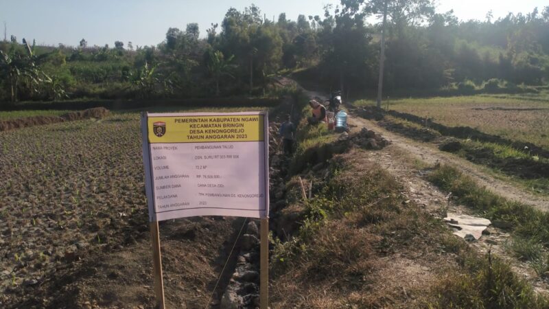 PEMBANGUNAN TALUD DI RT 03 DUSUN SURU DESA KENONGOREJO BRINGIN KABUPATEN NGAWI MULAI DIKERJAKAN.