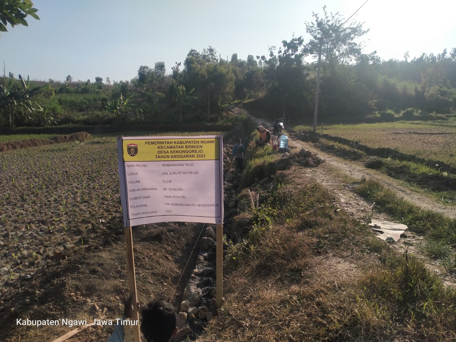 PEMBANGUNAN TALUD DI RT 03 DUSUN SURU DESA KENONGOREJO BRINGIN KABUPATEN NGAWI MULAI DIKERJAKAN.