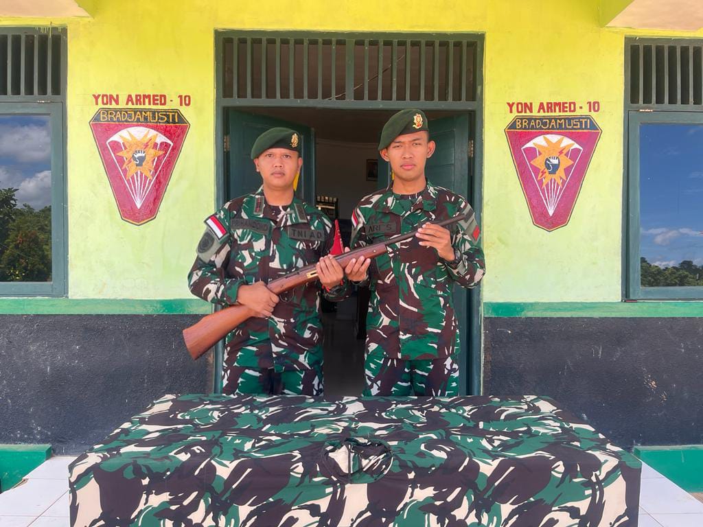Satgas Pamtas RI – Malaysia Yonarmed 10/Bradjamusti Kembali Menerima Satu Pucuk Senjata Api Rakitan Jenis Penabur (Bowman) Dari Warga Desa Binaan Secara Sukarela.