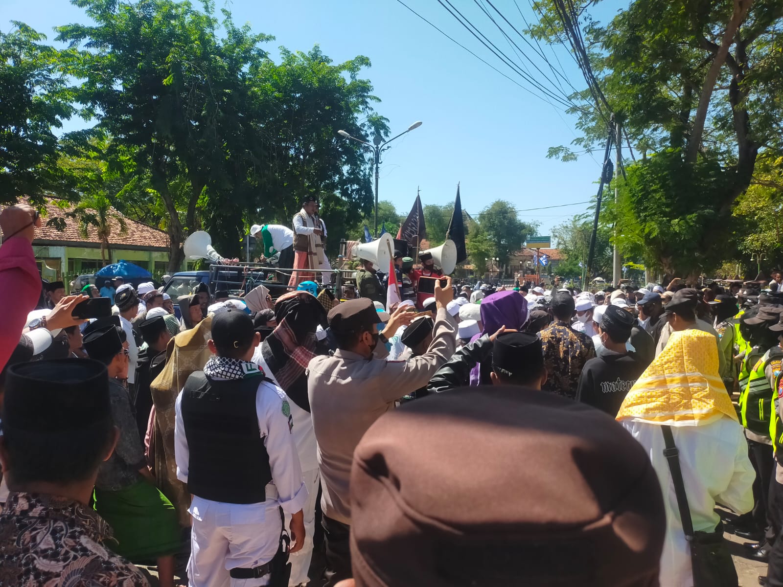 Ratusan Massa Berunjuk Rasa Menuntut DPRD Kabupaten Pamekasan Untuk Menutup Tempat Yang Terdeteksi Berbau LGBT.