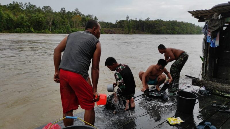 Cuci dan Mandi di Sungai, Rutinitas Dilakukan Prajurit Satgas TMMD ke 117