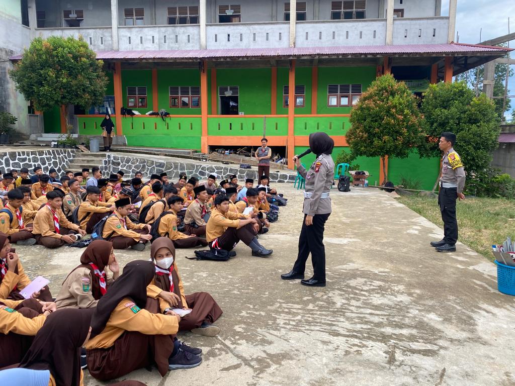 Polisi Sambangi SMP IT Ar Rayan Sekadau Hilir, Edukasi Etika Berlalulintas