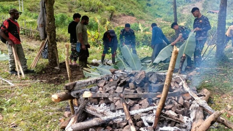 Bakar Batu, Solidkan Satgas Yonif 143/TWEJ Dan Masyarakat Papua