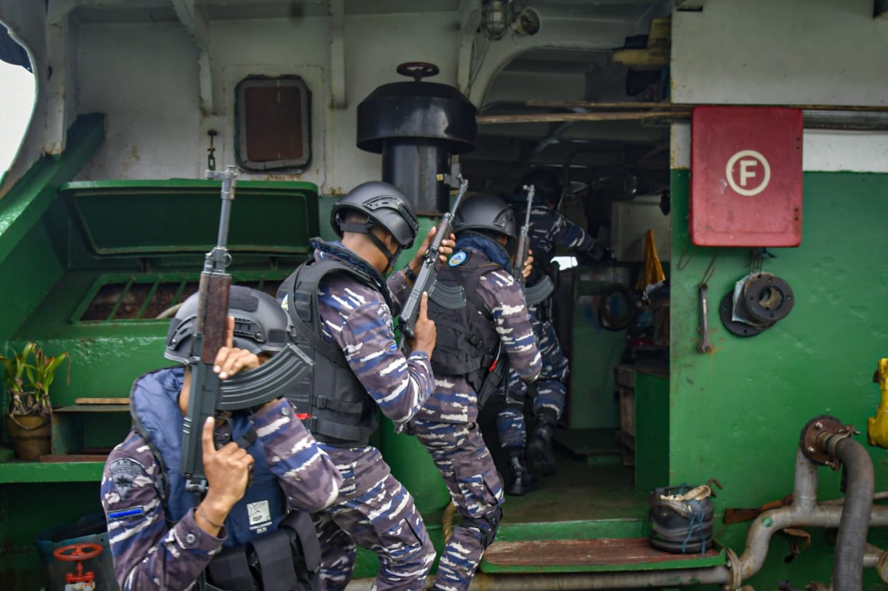 Hadapi Aksi Pelanggaran Kedaulatan dan Hukum di Laut Maluku, Lantamal IX Gelar Latihan VBSS