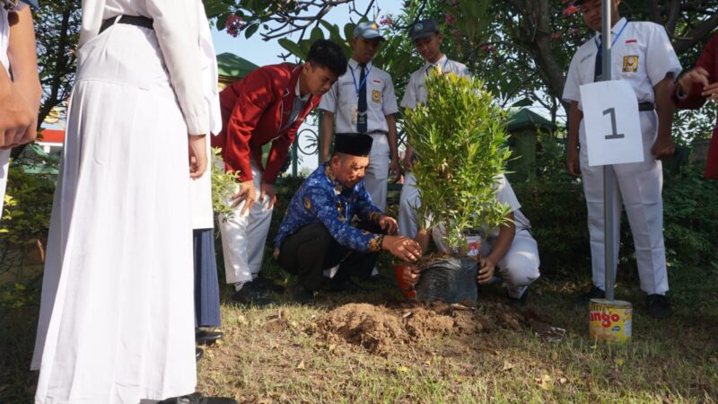 SMA Negeri 1 Krian – Sidoarjo Awali MPLS Dengan Tanam Bibit Pohon