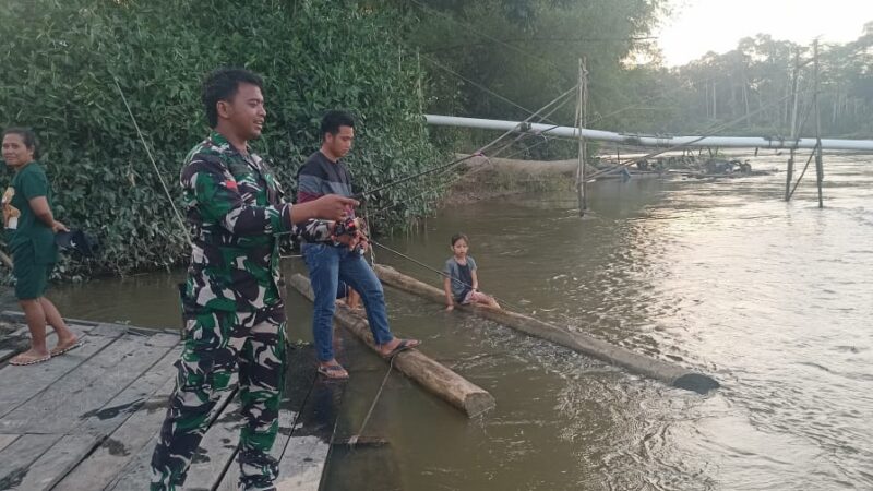 Anggota Satgas TMMD Ke 117 Memanfaatkan Waktu Istirahat Dengan Memancing