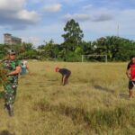 Satgas TMMD ke 117 Kodim 1015/Sampit Bersama Masyarakat Bersihkan Stadion Batu Haramaung