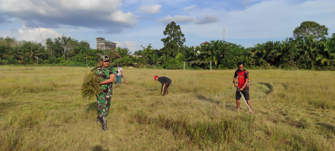 Satgas TMMD ke 117 Kodim 1015/Sampit Bersama Masyarakat Bersihkan Stadion Batu Haramaung