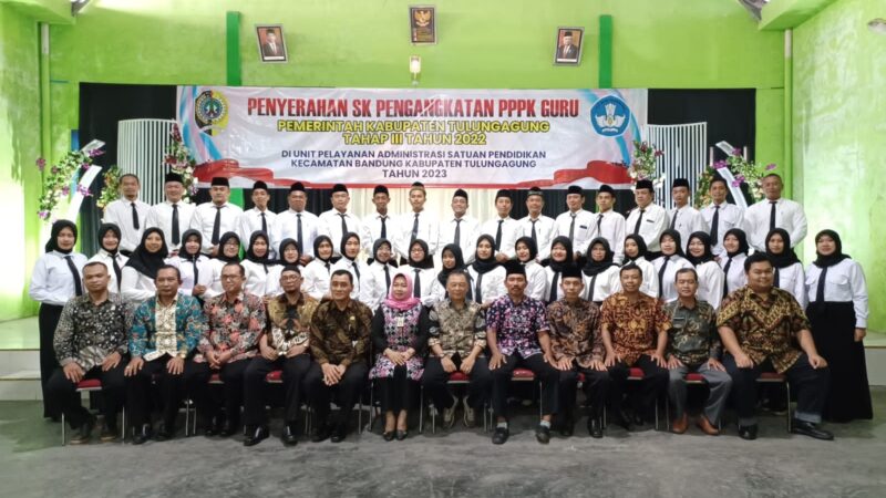 Penyerahan SK Pengangkatan PPPK Guru Di UPASP Kecamatan Bandung Tulungagung, Abdul Munif: Kami Sangat Bersyukur