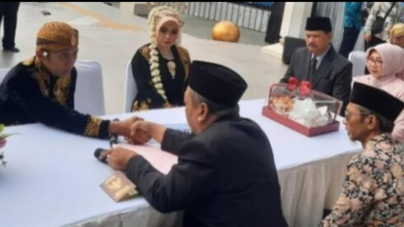 Nikahkan 18 Pasang ‘Putra Putri’nya , Walikota Madiun di Depan Replika Ka’bah