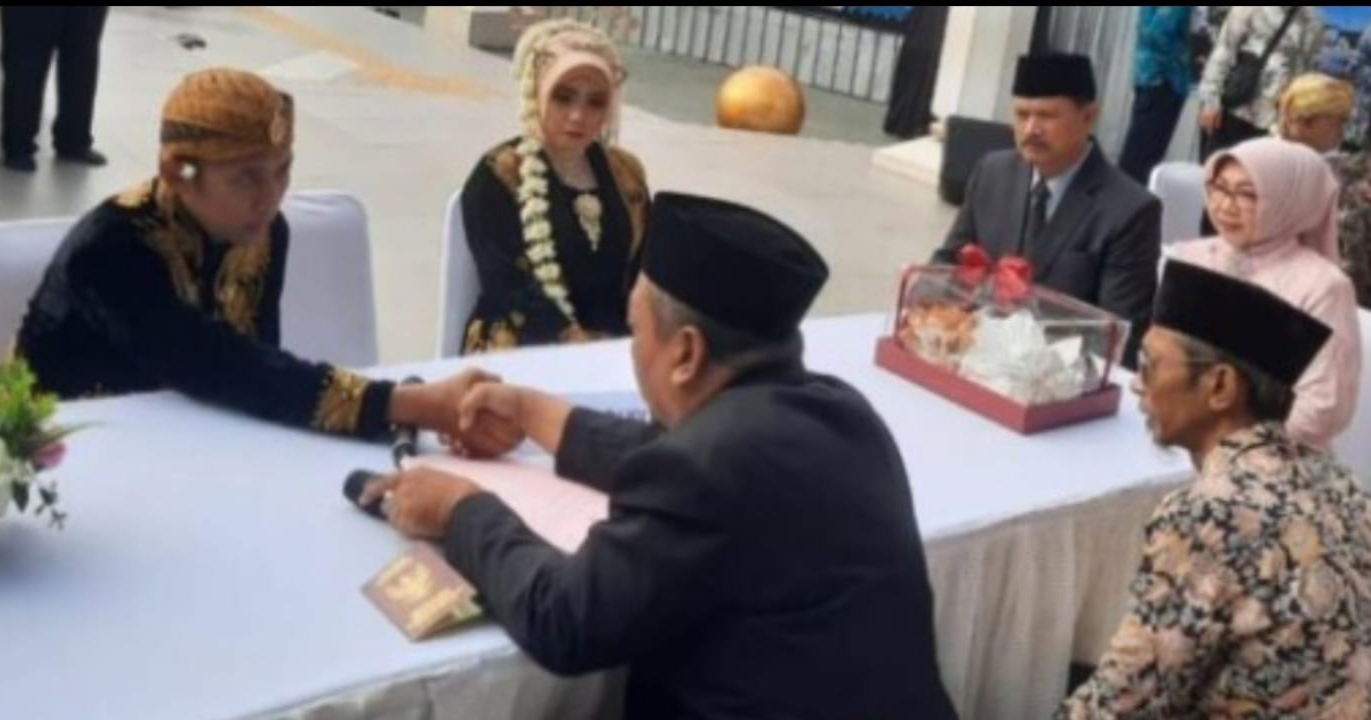 Nikahkan 18 Pasang ‘Putra Putri’nya , Walikota Madiun di Depan Replika Ka’bah