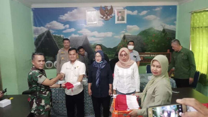 Muspika Kecamatan Parungpanjang Bogor Berikan Bendera Merah Putih Untuk Publik.