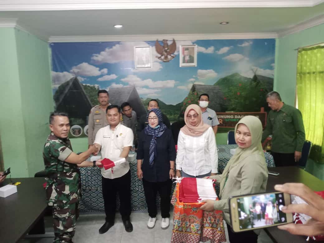 Muspika Kecamatan Parungpanjang Bogor Berikan Bendera Merah Putih Untuk Publik.