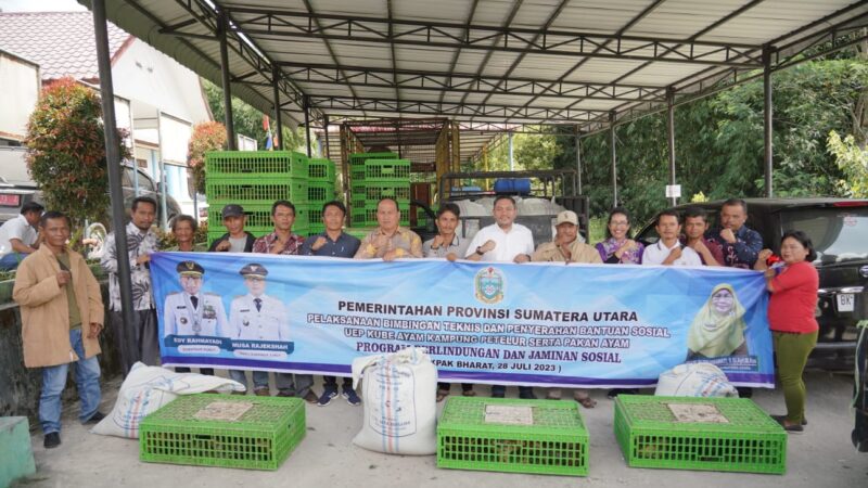 Bupati Pakpak Bharat Serahkan Bantuan Ternak Ayam Dari Provsu Bagi Kube.