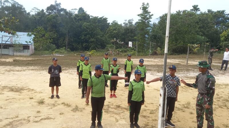 Tumbuhkan Kedisiplinan Generasi Muda Satgas Pamtas RI-Mly Yonarmed 10 Bradjamusti Ajarkan Peraturan Barus – Berbaris Siswa SMP