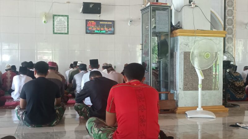 Tingkatkan KeImanan, Satgas TMMD Ke-117 Kodim 1015/Sampit Laksanakan Shalat Jum’at Bersama Warga