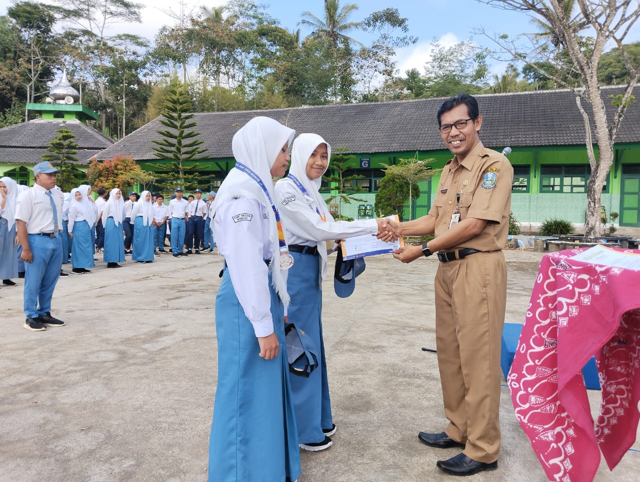 Siswi SMK Negeri Bandar Kabupaten Pacitan Raih Dua Penghargaan 1″ South East Asian Olympiad of Science and Medicine (SEAOSM) 2023 se-Asia Tenggara.