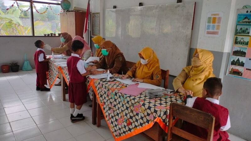 Penjaringan /Skrining Siswa SD Oleh Puskesmas Bandung Tulungagung.