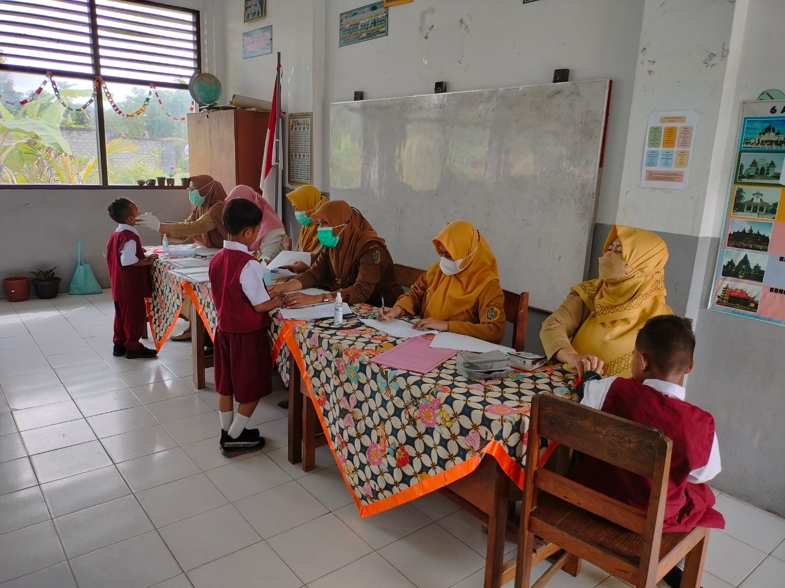 Penjaringan /Skrining Siswa SD Oleh Puskesmas Bandung Tulungagung.