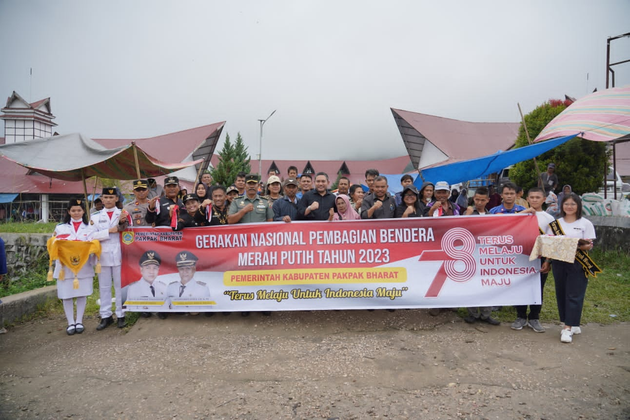 Gerakan Nasional Pembagian Sejuta Bendera Merah Putih, Bupati Pakpak Bharat Bagikan Ribuan Bendera.